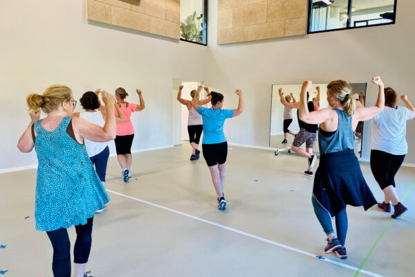 Zumba i Plushusene bofællesskabs multisal