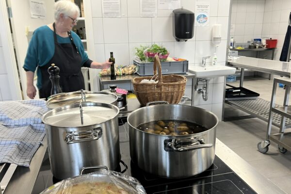 Madgrupper i gang med mad til fællesspisning